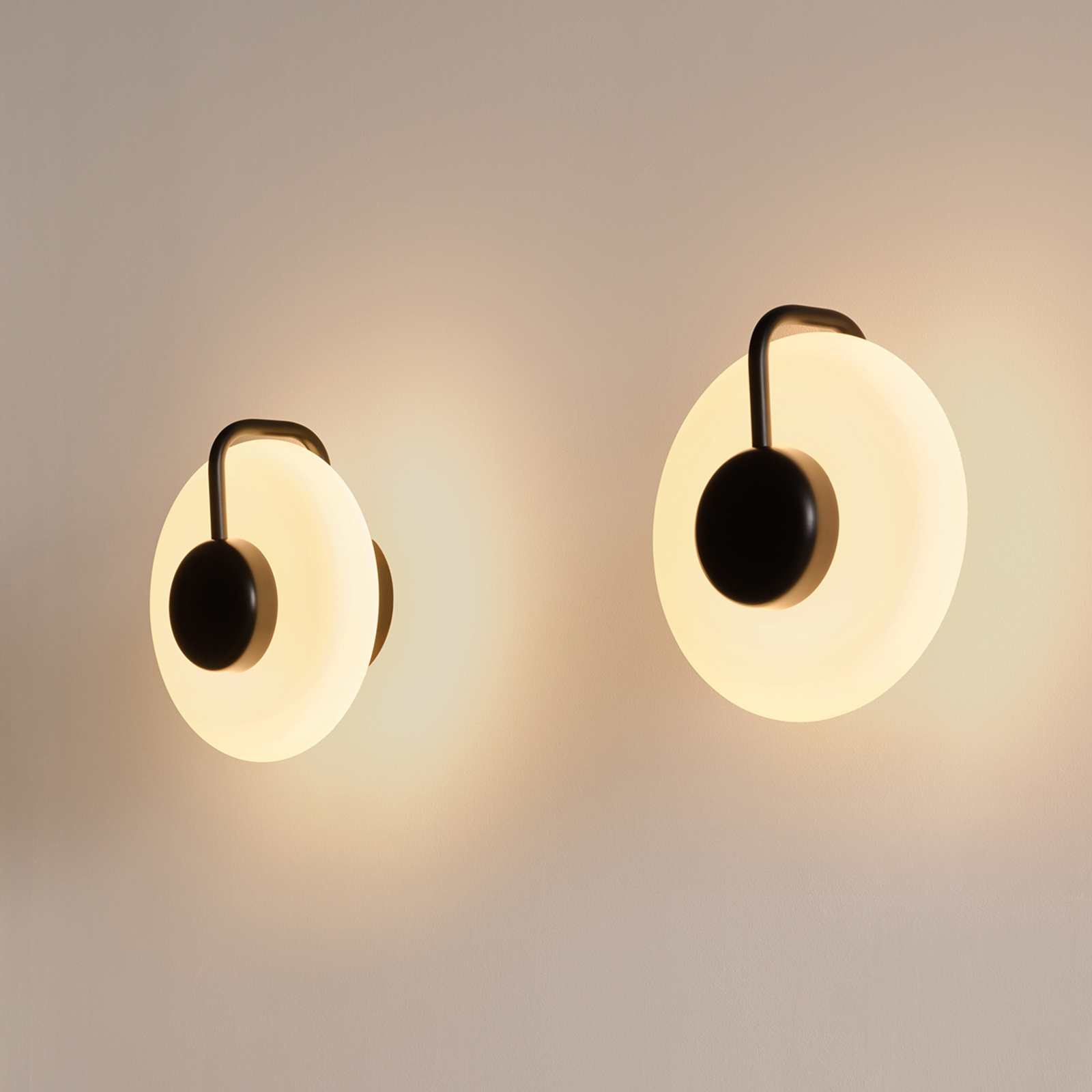 kdln TRATTO LED wall light, black, Ø 27 cm, metal/glass